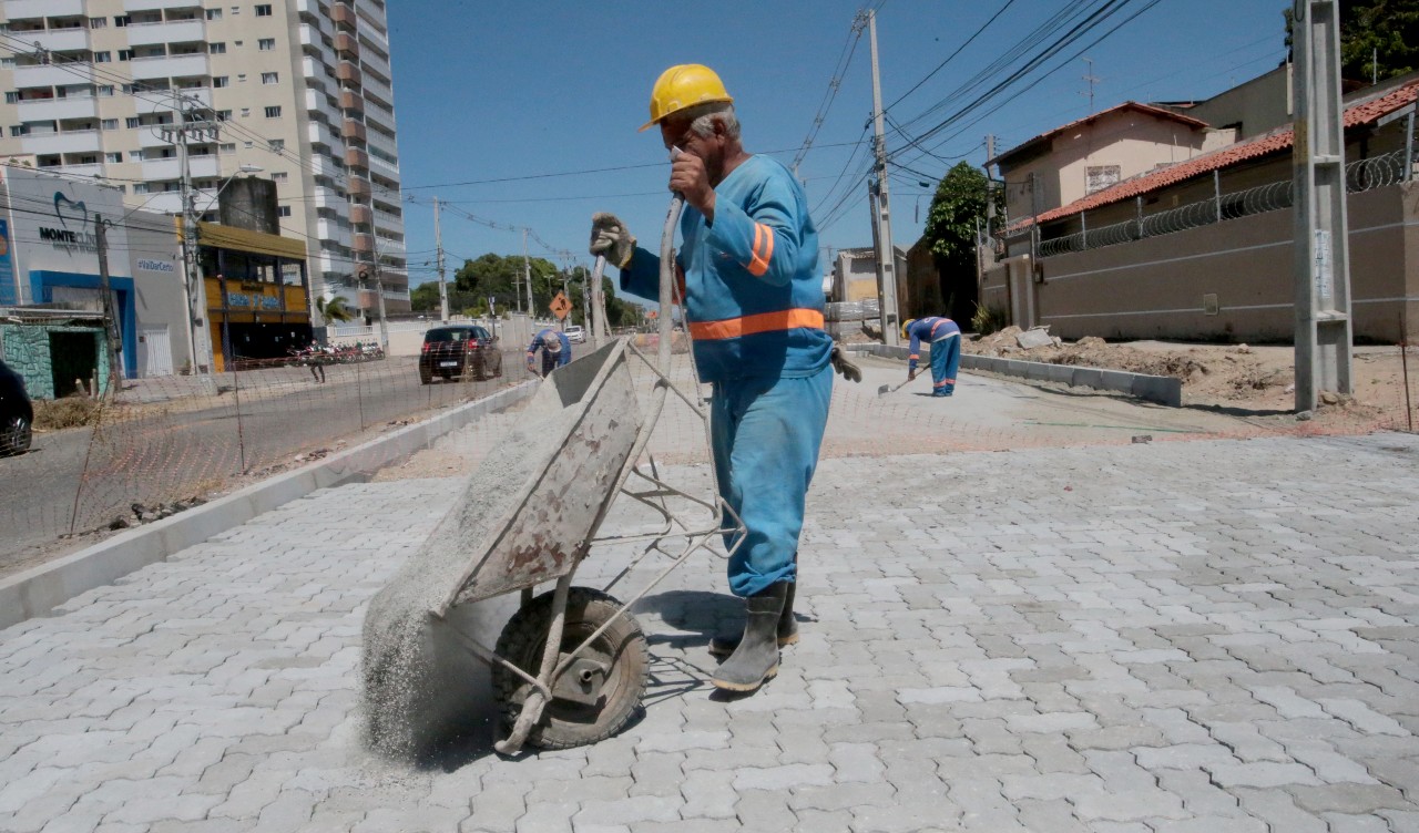 operário trabalhando na sargento hermínio